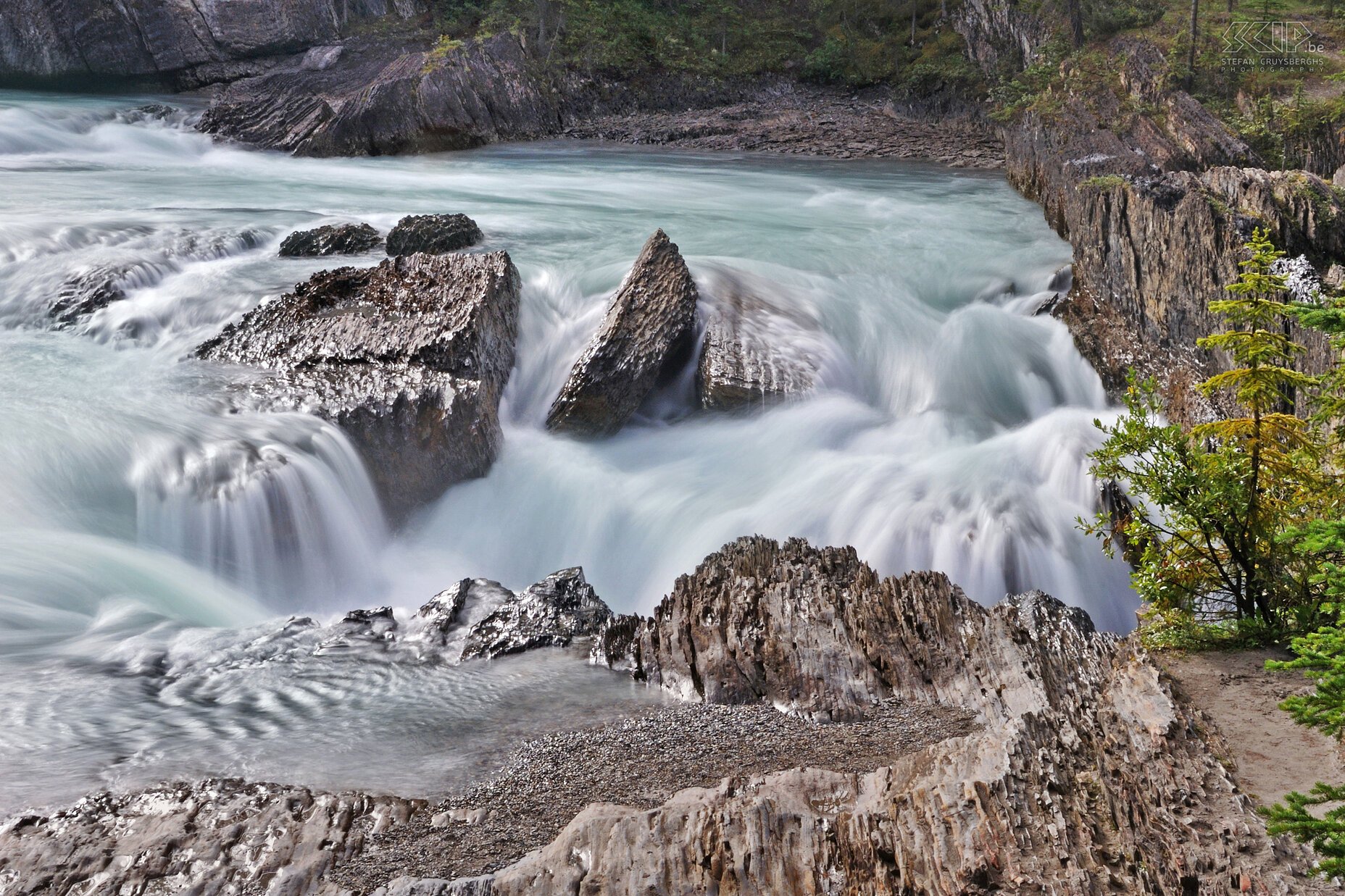 Yoho NP - Natural Bridge Kicking Horse River has carved a natural bridge through solid rock in Yoho NP. Stefan Cruysberghs